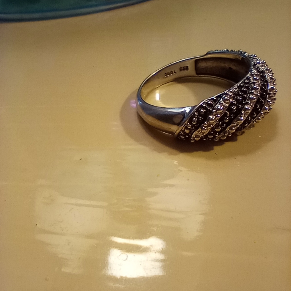Gorgeous Black and Silver Ring - Picture 4 of 4